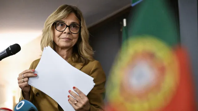 
                    Ministra diz ser 