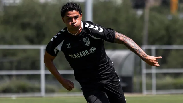 Vitória SC volta sem reforços e uma ausência em lote de 32 jogadores