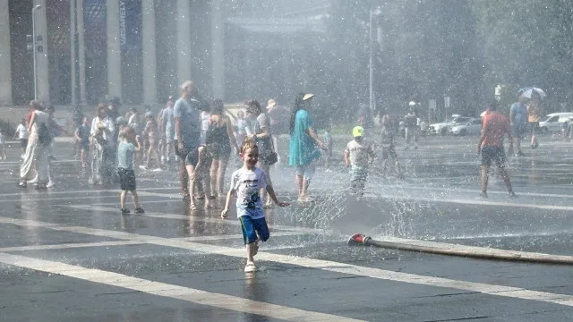 
                    Em Budapeste, bombeiros usam canhões de água para refrescar moradores
                