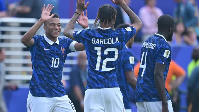 
                    França 'fulmina' sonho de Gyokeres e vence Suécia rumo aos 'oitavos'
                