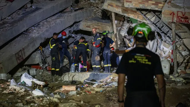 
                    AO MINUTO: Chuva traz esperança a socorristas; Polícias detidos por roubo
                