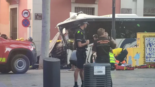 
                    Autocarro colide com edifício em Lleida. Há dezenas de feridos
                