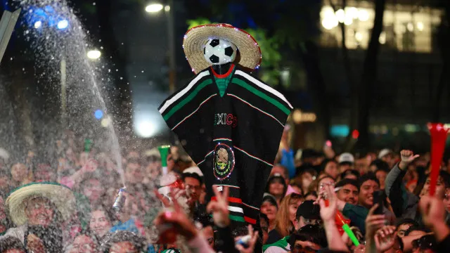 
                    Pelo menos dois mortos durante festejos da vitória do México no Mundial
                