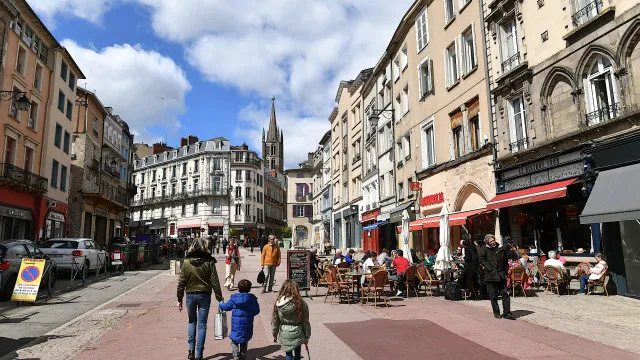 
                    Idosa doa fortuna milionária a cidade francesa (mas há uma condição)
                