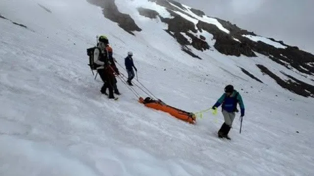
                    Jovem sobrevive a queda de 450 metros de altura no Monte Shasta
                