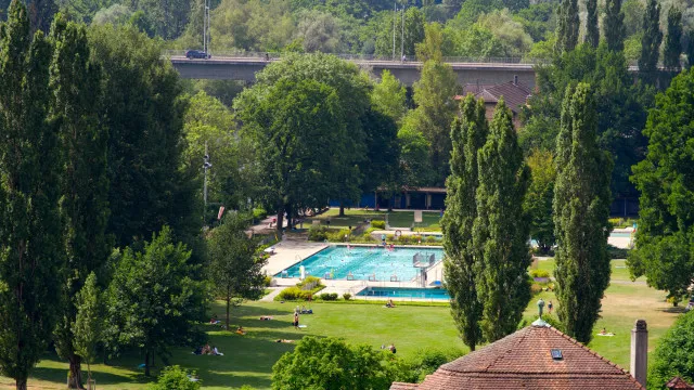 
                    Mulher transgénero expulsa de piscina naturista feminina na Suíça
                