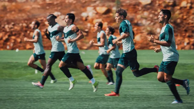 Farense apresenta plantel de 22 jogadores com uma dezena de reforços