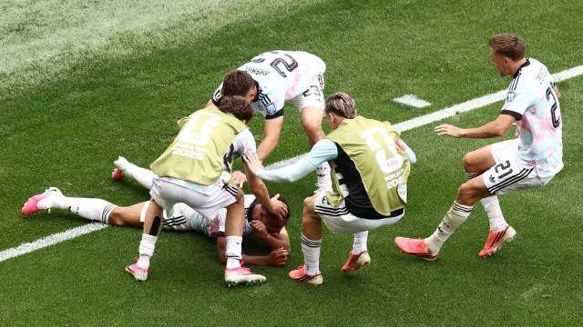 
                    21.º dia do Mundial2026 em imagens: Show de Kane e golpe de teatro belga
                