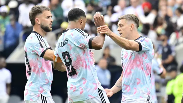 
                    Jogadores da Bélgica pegam-se dentro de campo. Golo motivou... as pazes
                