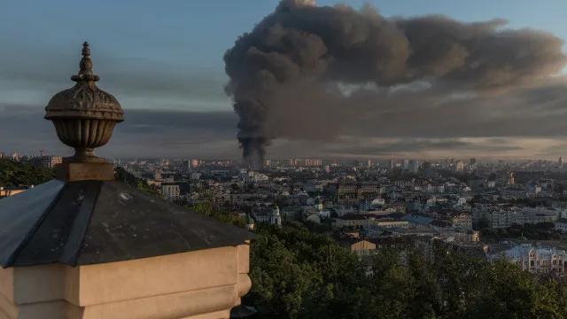 
                    Ataque russo massivo fez pelo menos 13 mortos em Kyiv
                