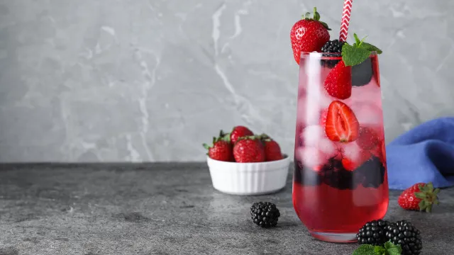 
                    3 bebidas fáceis de fazer para refrescar em dias de muito calor
                