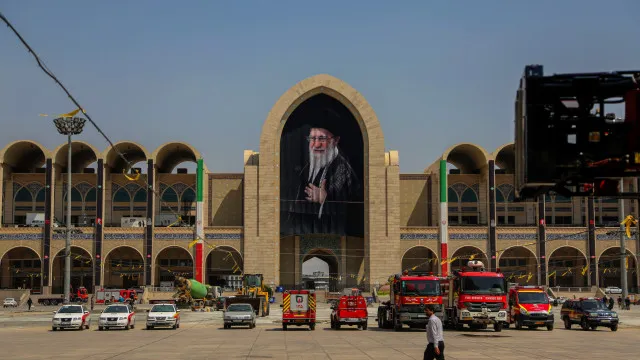 
                    Responsável quer vingar morte de Ali Khamenei com multidão em funeral
                