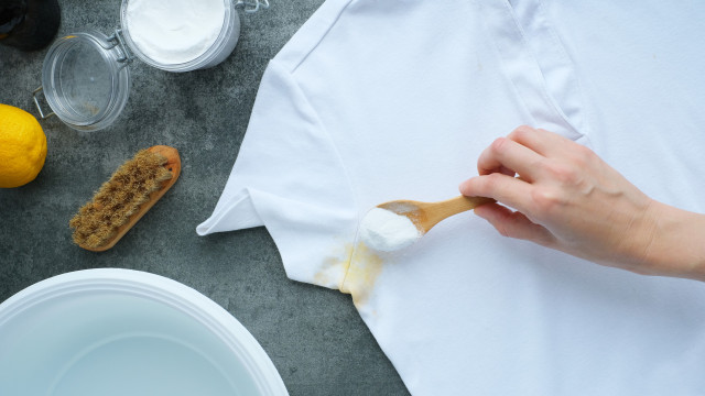 Como remover as manchas amarelas de transpiração da roupa 