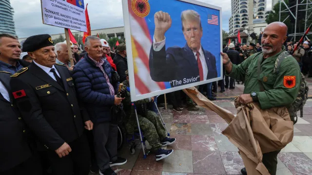 
                    Confrontos em Tirana contra projetos da família Trump provocam 6 feridos
                