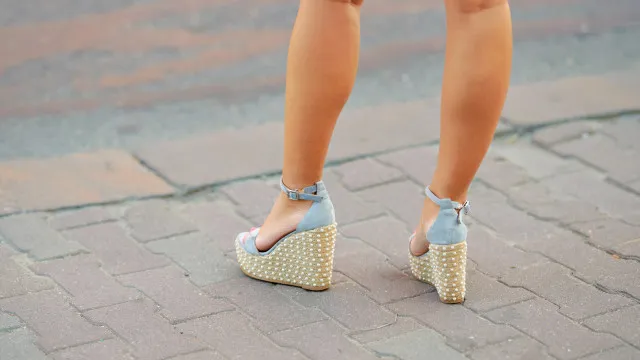 
                    Os piores sapatos para usar em dias muito quentes. 