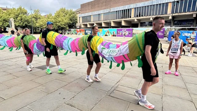 
                    Grupo completa meia maratona em Inglaterra... vestido de lagarta. Veja
                