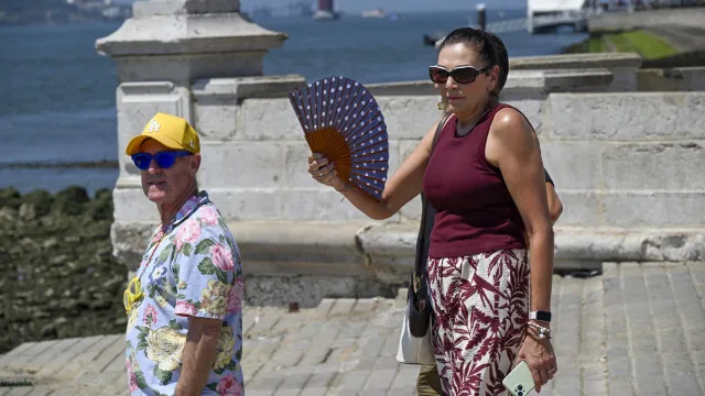 
                    Bebedouros, gelados e leques: Como lisboetas e turistas combatem o calor?
                