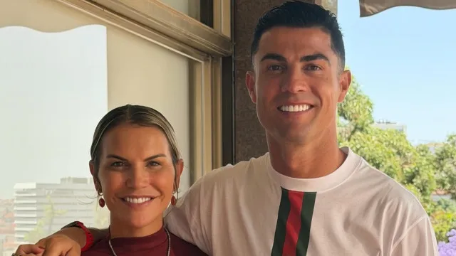 
                    No Mundial, Cristiano Ronaldo dá autógrafos à família
                