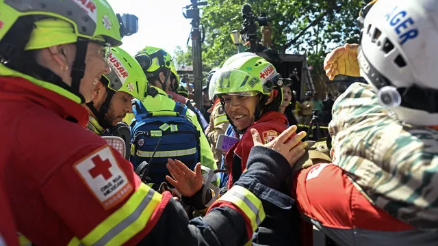 
                    Hernán Gil em observação numa clínica em Caracas após 8 dias soterrado
                