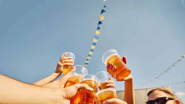 
                    Fim de semana de calor! Refresque-se com cerveja, vinho e cinema
                