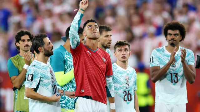 
                    De ir às lágrimas. Gesto de Cristiano Ronaldo para Diogo Jota corre mundo
                