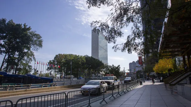 
                    Homem imola-se em frente à sede da ONU e morre das queimaduras
                