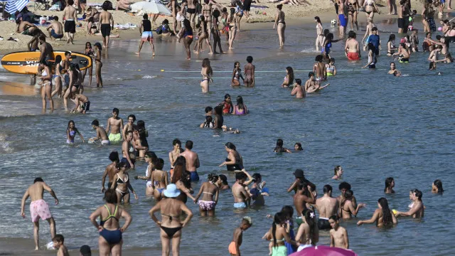 Calor fez-se sentir e praia de Santo Amaro encheu-se de banhistas: Fotos