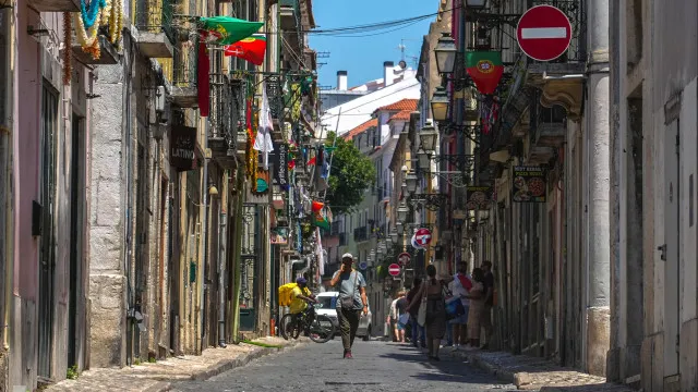 
                    Calor (ainda) coloca sete distritos do continente sob aviso laranja
                