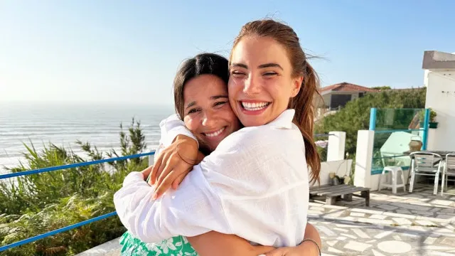 
                    Carolina Carvalho apresenta a melhor amiga, Iolanda de Sousa
                