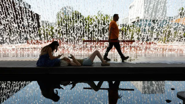 
                    Calor: Aviso vermelho em vigor até domingo alargado a 12 distritos
                