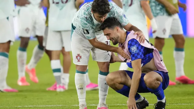 Jogador croata desabou em lágrimas e foi consolado por João Neves e Bruno