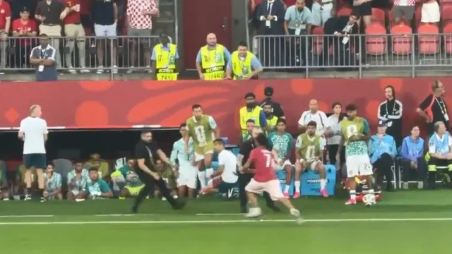 Adepto invade relvado e acaba placado à beira de Cristiano Ronaldo