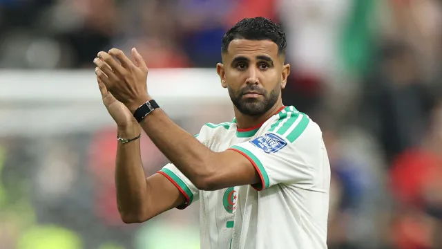 
                    Mahrez anuncia fim da carreira internacional após eliminação da Argélia
                