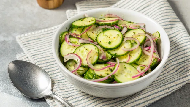 
                    Deliciosa e fresca! Experimente esta salada de pepino tailandesa
                