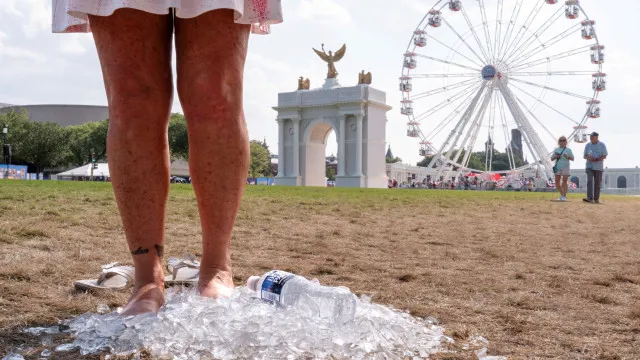 
                    Não é só na Europa: Do Kansas a Nova Iorque, onda de calor varre os EUA
                