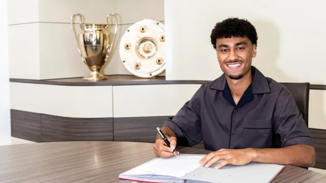 
                    Oficial: Nathaniel Brown troca Eintracht Frankfurt pelo Bayern Munique
                
