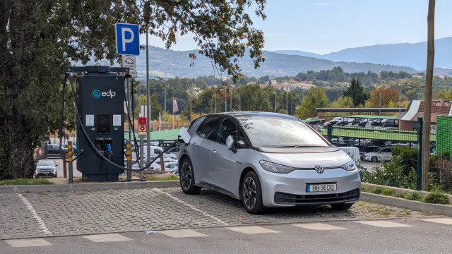 
                    Portugal: Venda de elétricos dispara e quase iguala carros de combustão
                