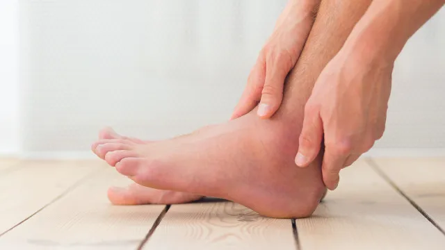 
                    Pés inchados no verão? Médico revela o que deve fazer
                