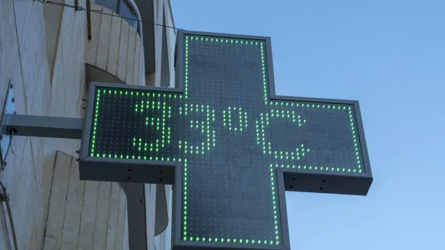 
                    Faro sob aviso amarelo devido a valores elevados de temperatura
                