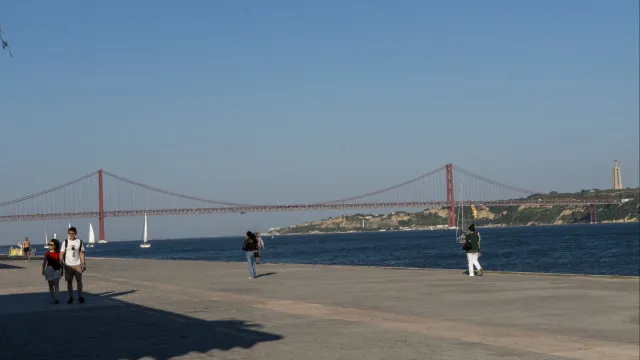 
                    Calor dá tréguas, mas... chega o vento forte. Lisboa e Faro sob aviso
                