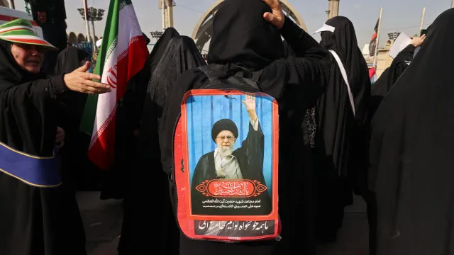 IrÃ£o. FiÃ©is apelam Ã  vinganÃ§a diante do caixÃ£o de Khamenei