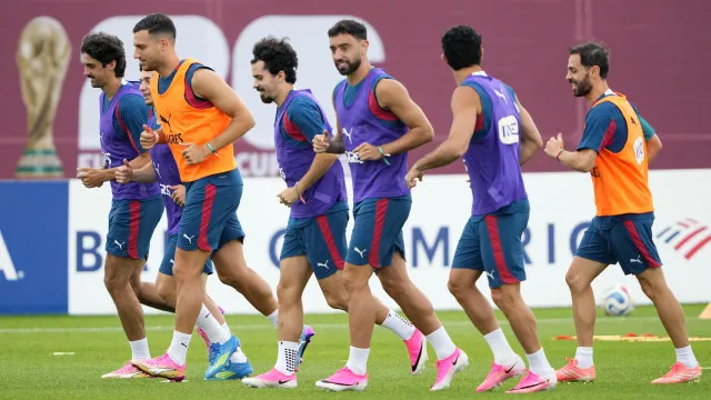
                    Seleção treina com oito jogadores no ginásio, incluindo Cristiano Ronaldo
                
