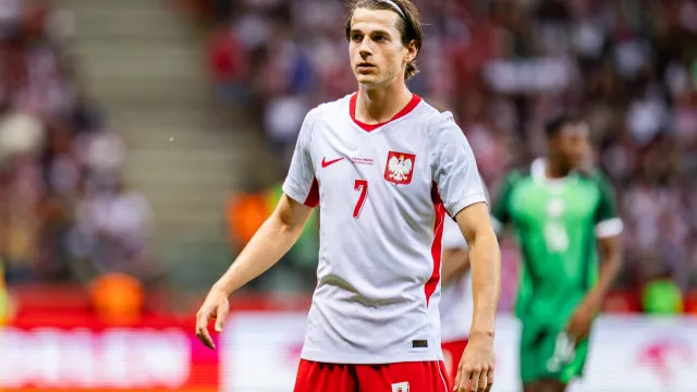 Benfica atento a Jakub Kaminski, mas há concorrência feroz pelo extremo