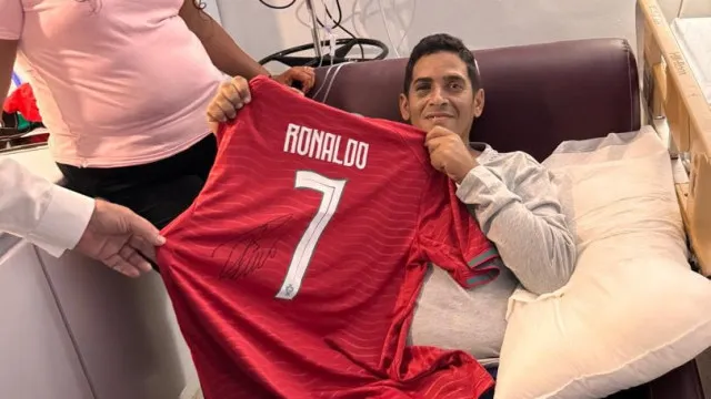 
                    Hernán recebe camisola da Seleção Nacional assinada por Cristiano Ronaldo
                