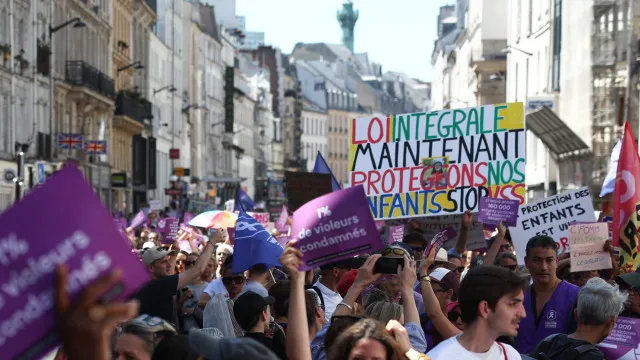 
                    Milhares marcham em França para reclamar lei contra violência sexual
                
