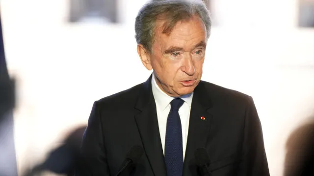 
                    Homem mais rico de França condenado a pagar 22,5 milhões ao Estado
                
