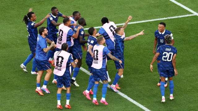 França ultrapassa agressividade paraguaia para defrontar Marrocos