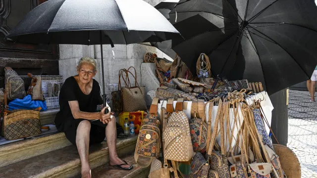 
                    Sete distritos continuam hoje sob aviso vermelho devido ao calor
                