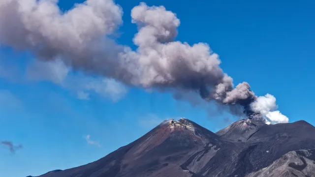 
                    Erupção do Etna mantém aeroporto da Catânia encerrado mais um dia
                