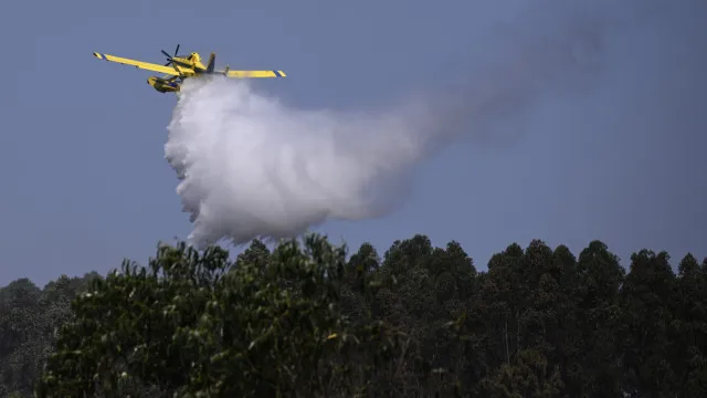Reacendimentos no fogo de Vouzela nÃ£o dÃ£o trÃ©guas aos bombeiros